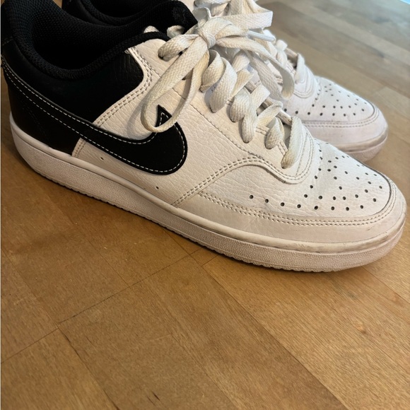 Nike White and Black Sneakers - Picture 1 of 7
